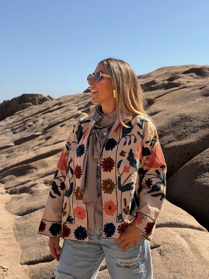 Chaqueta Chaqueta Amara en flor y rosa y cafe, pieza hecha a mano de Diosa Soul — vista 1 de 4